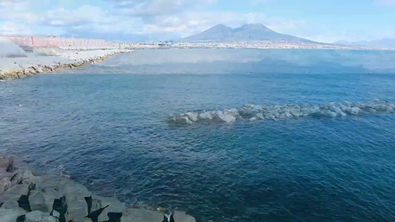 Piazza del Plebiscito e il mare di napoli