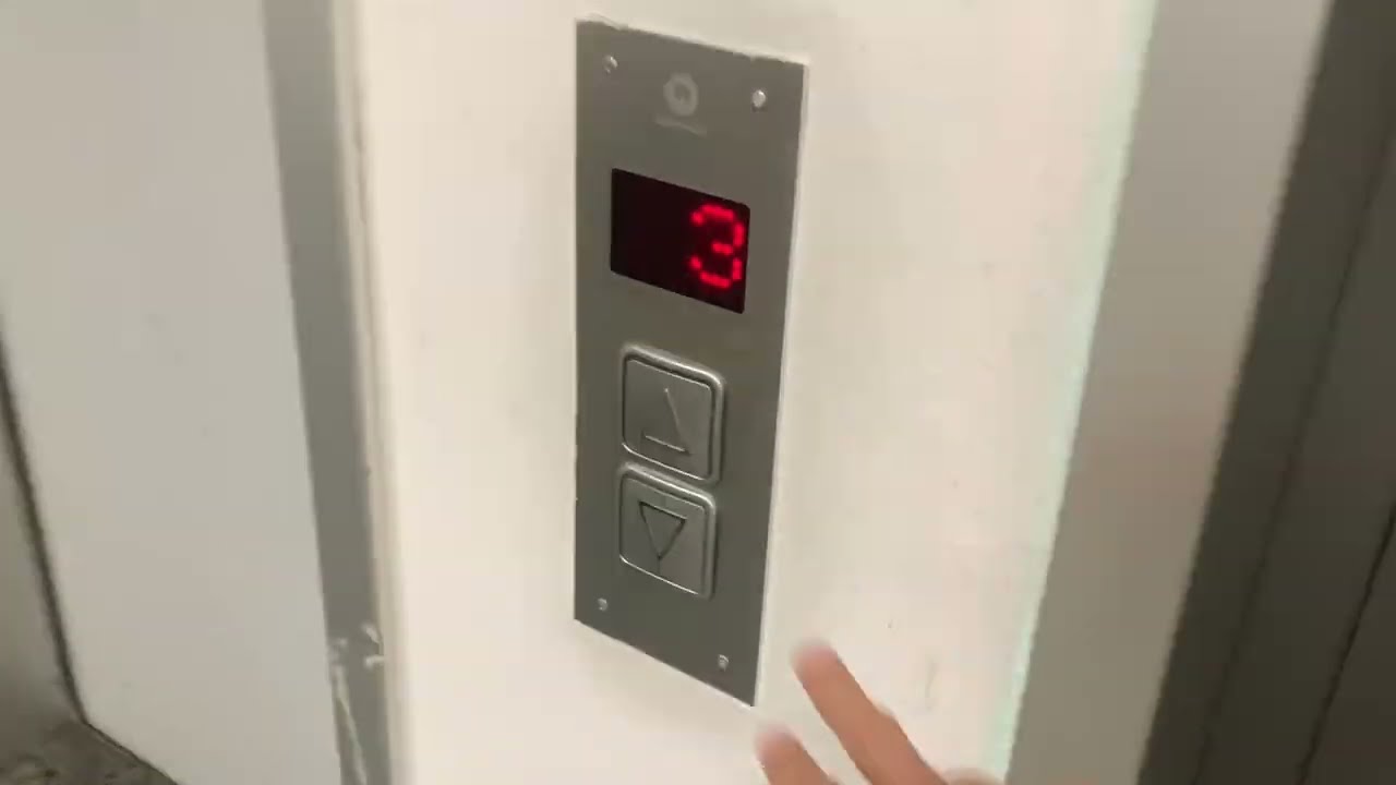 1969 Mod Schindler Aufzug in einem Bürogebäude In Augsburg Karlstraße 2