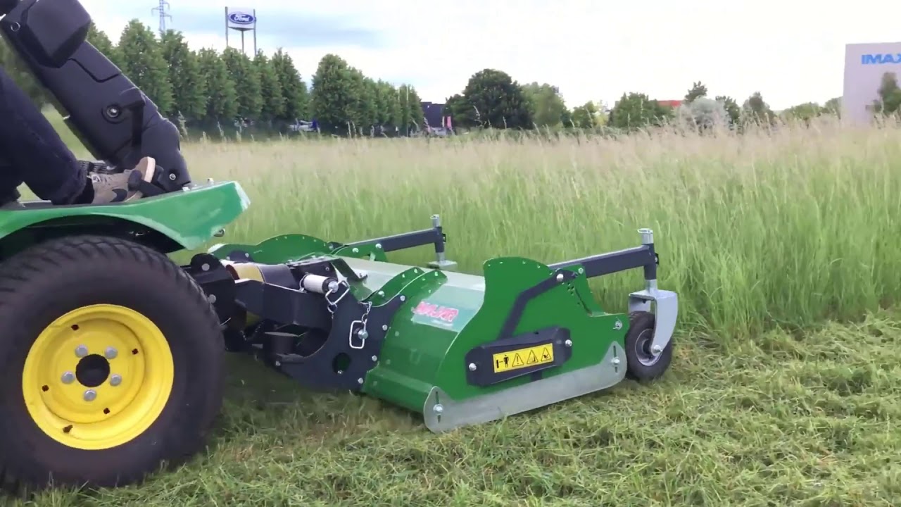 Broyeur frontal renforcé dans des herbes hautes.