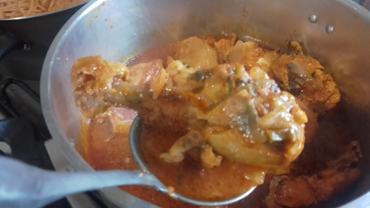 Frango cozido no molho para o almoço