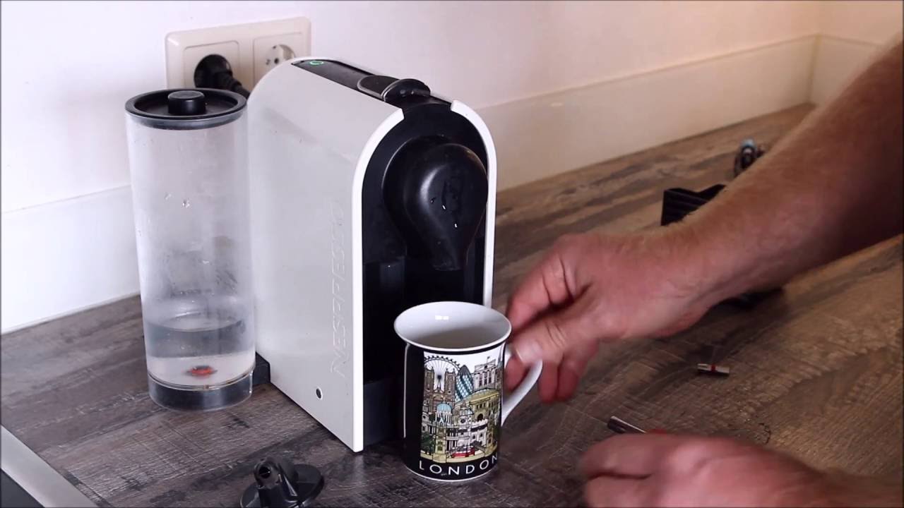 Nespresso Krups XN250: Reparatur Auslaufduese / Repair of outlet nozzle