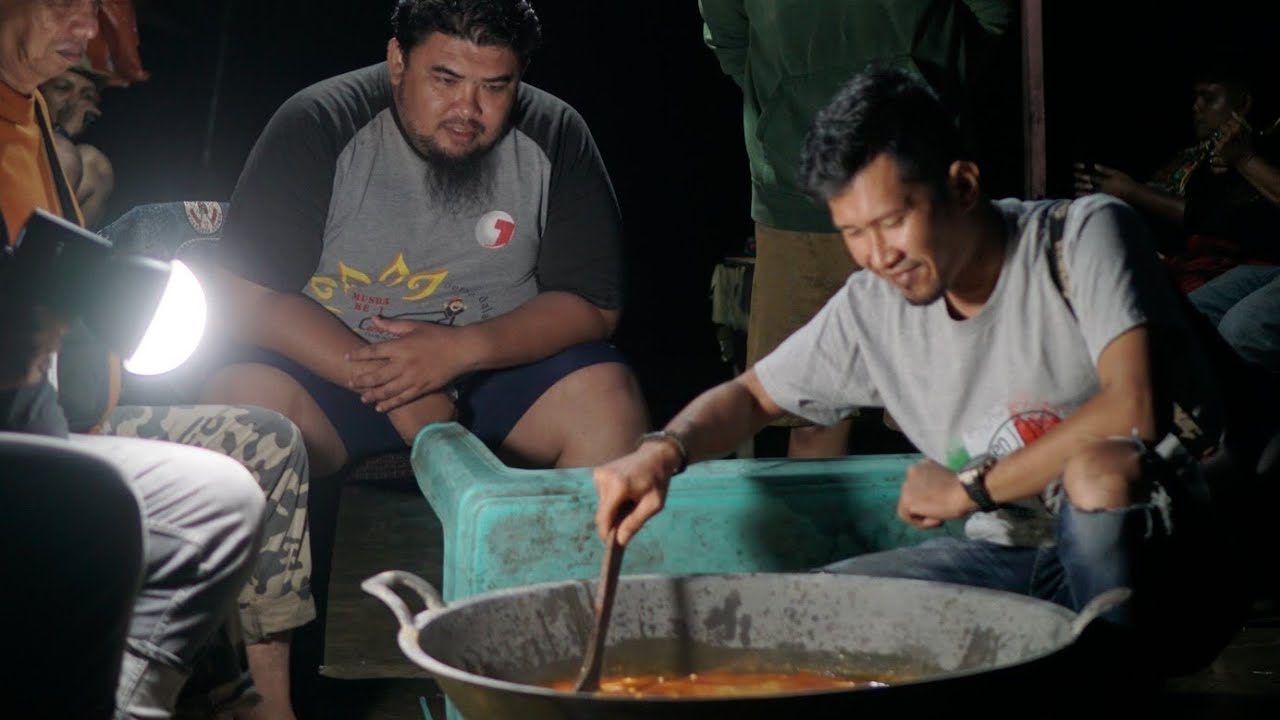 Classic Vespa Adventure in the Rain! Camping, Duck Curry & Warm Friendship 
