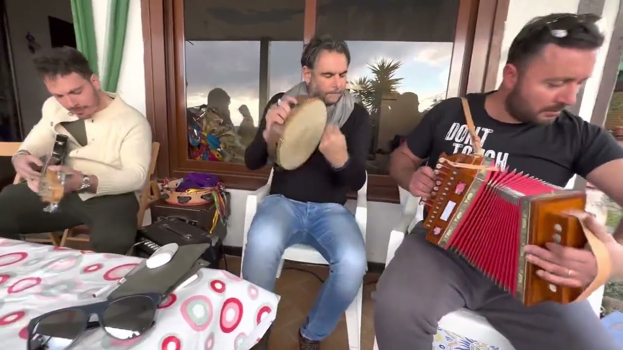 LA VIDDANEDDHA secondo PEPPE STILO FORTUNATO VERDUCI E ANTONIO NICOLÓ. Da ascoltare con le cuffie!!!