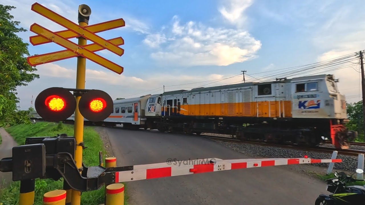 RAILWAY CROSSING 16 Kompilasi Perlintasan Kereta Api Spesial