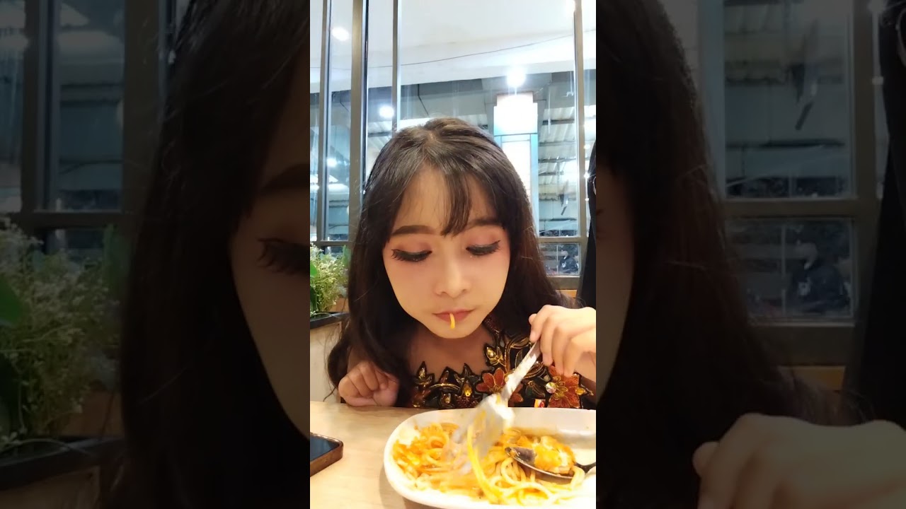 Makan Spageti di Solaria _ stasiun Pasar Senen 