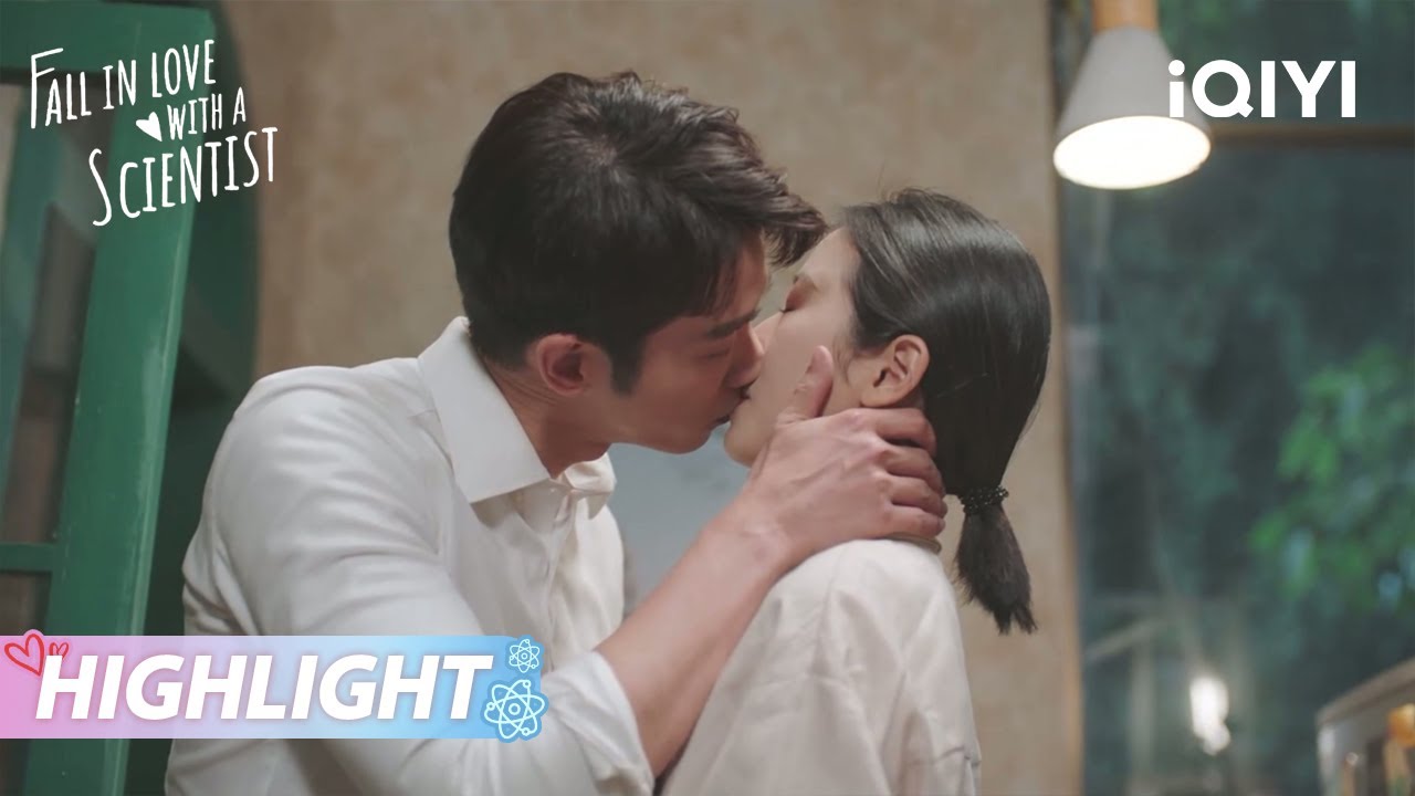 【PT SUB】😆Até na hora de alimentá-la, um beijo! | Fall In Love With A Scientist | iQIYI Portuguese