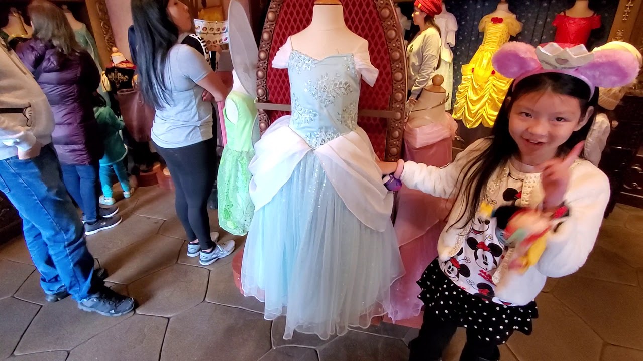 2019/12/24(二)Walking at Disney's park and going to Bibbidi Bobbidi Boutique #Christmas漫步迪士尼 神仙教母美容院