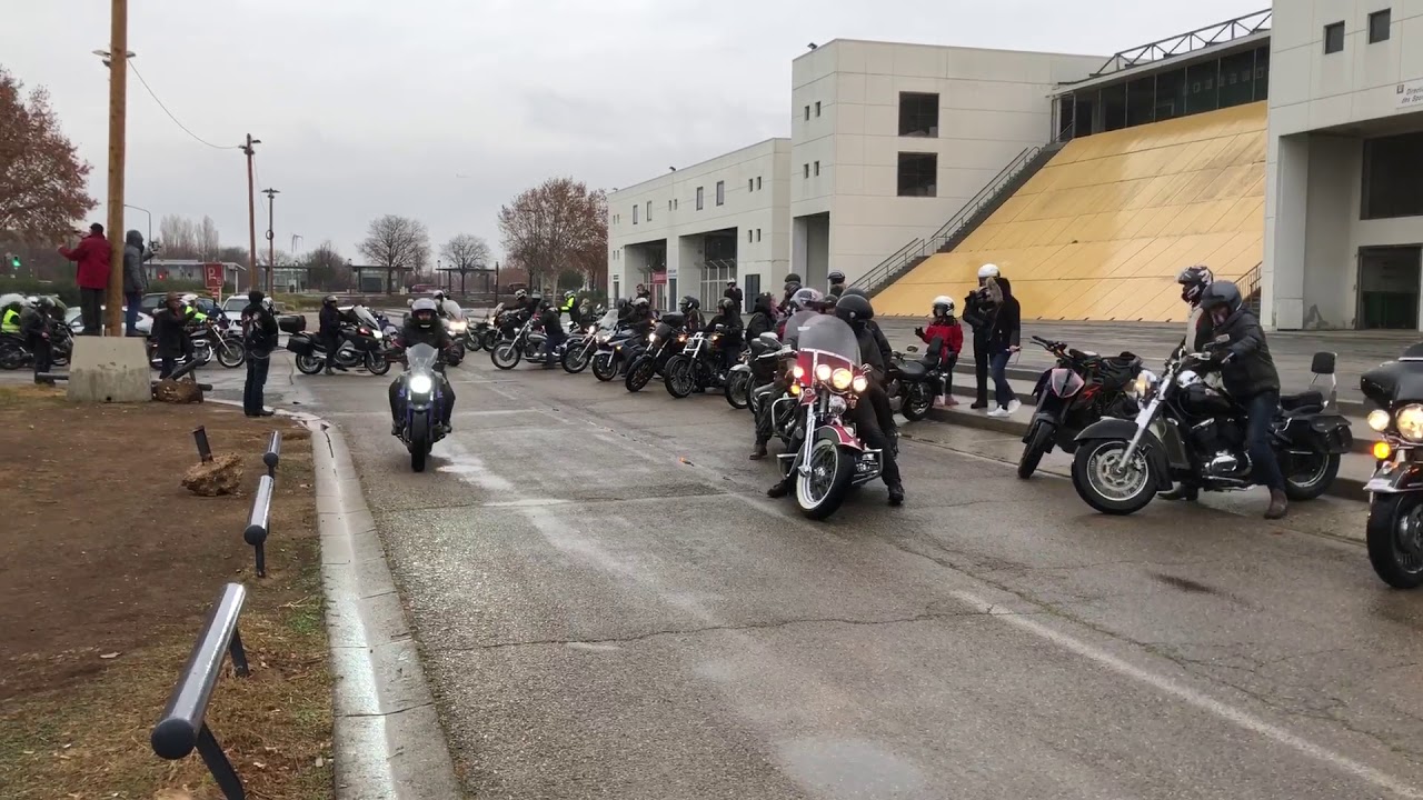 Bikers de Nîmes homage à Johnny Hallyday.