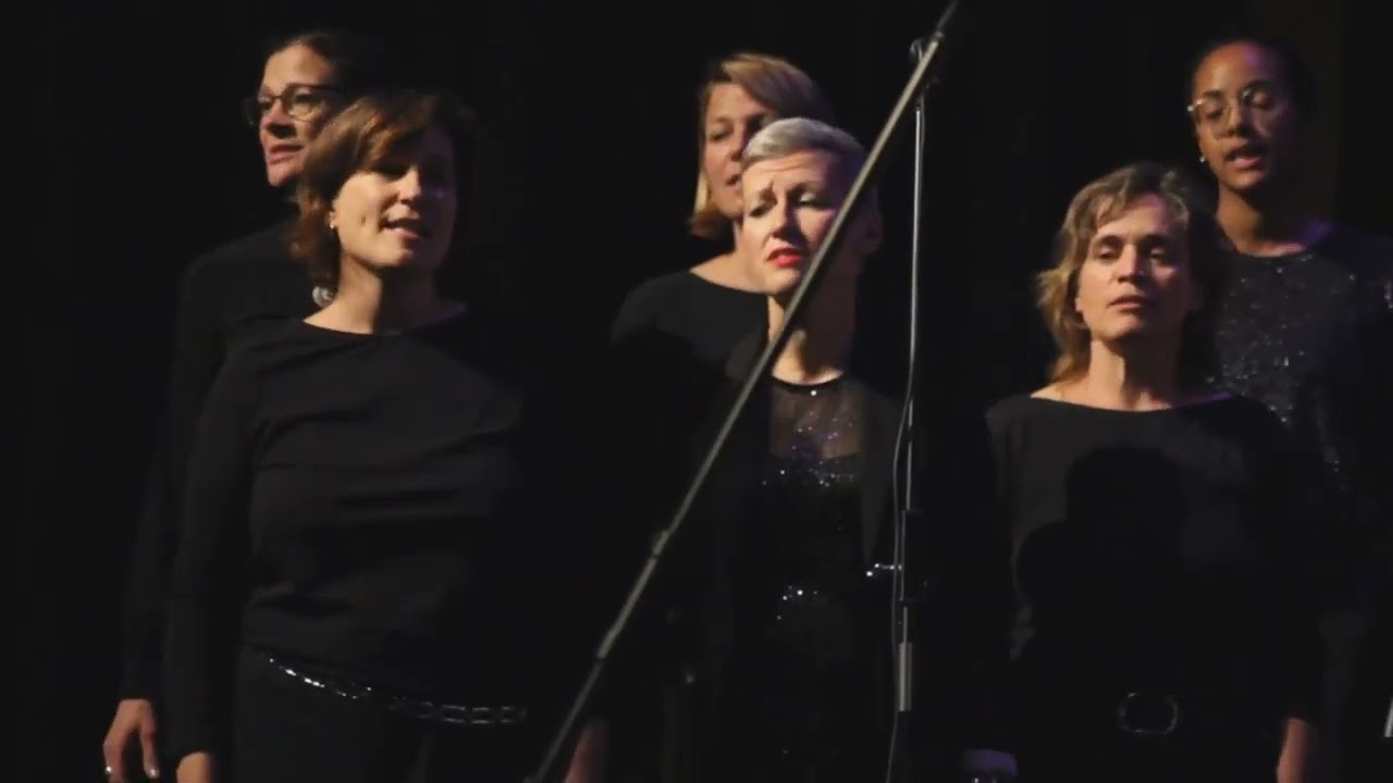 Because Chor singt Paint it black