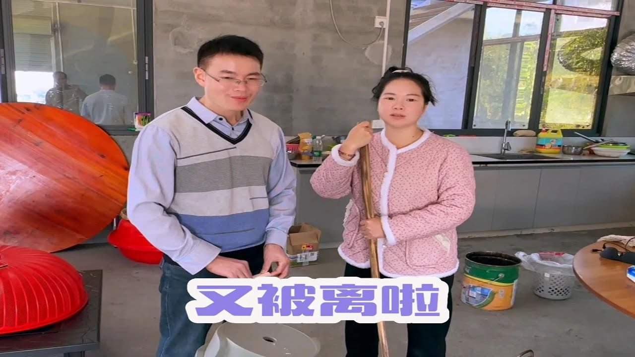 秋子因为工作原因不能经常回家，被不明事理的人传得风言风语，都说我们离婚了，周医生周末下来基地看她