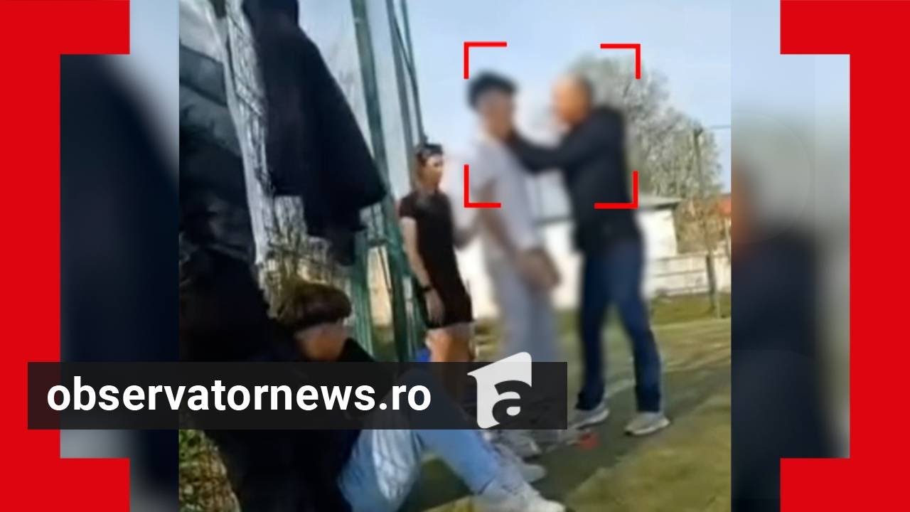 Momentul &icirc;n care un consilier şcolar din Galaţi agresează un elev pe terenul de sport