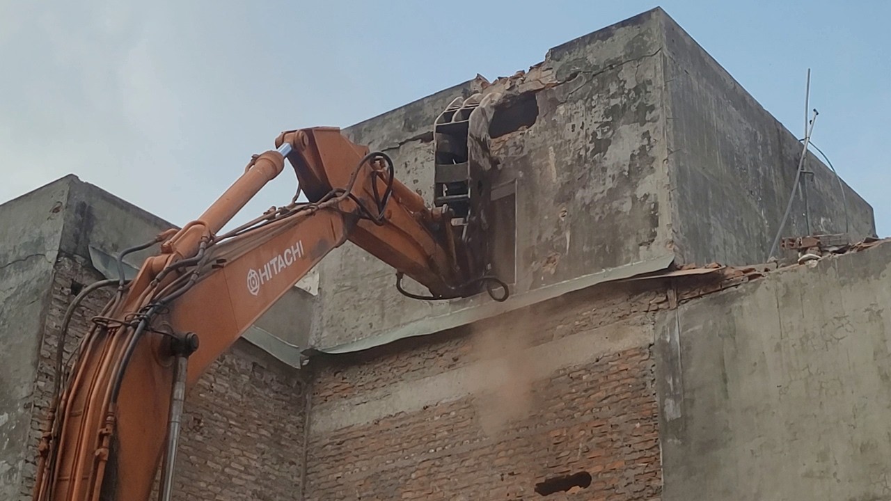 Hitachi Giant Excavator Crushing Buildings with Hydraulic Shears