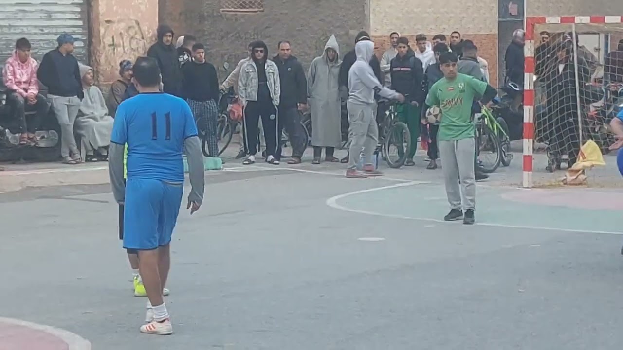 اليوم الفيديو حماااسي في الدوري الرمضاني بمدينة كلميم حي عبودة الملعب و الرائع هو رقصة الكدرة #فيديو