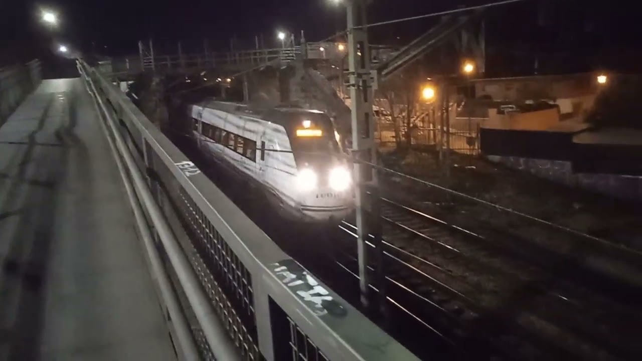 Renfe-Media Distancia UT-599 de tres coches destino Príncipe Pío llegando a la estación de Pozuelo.