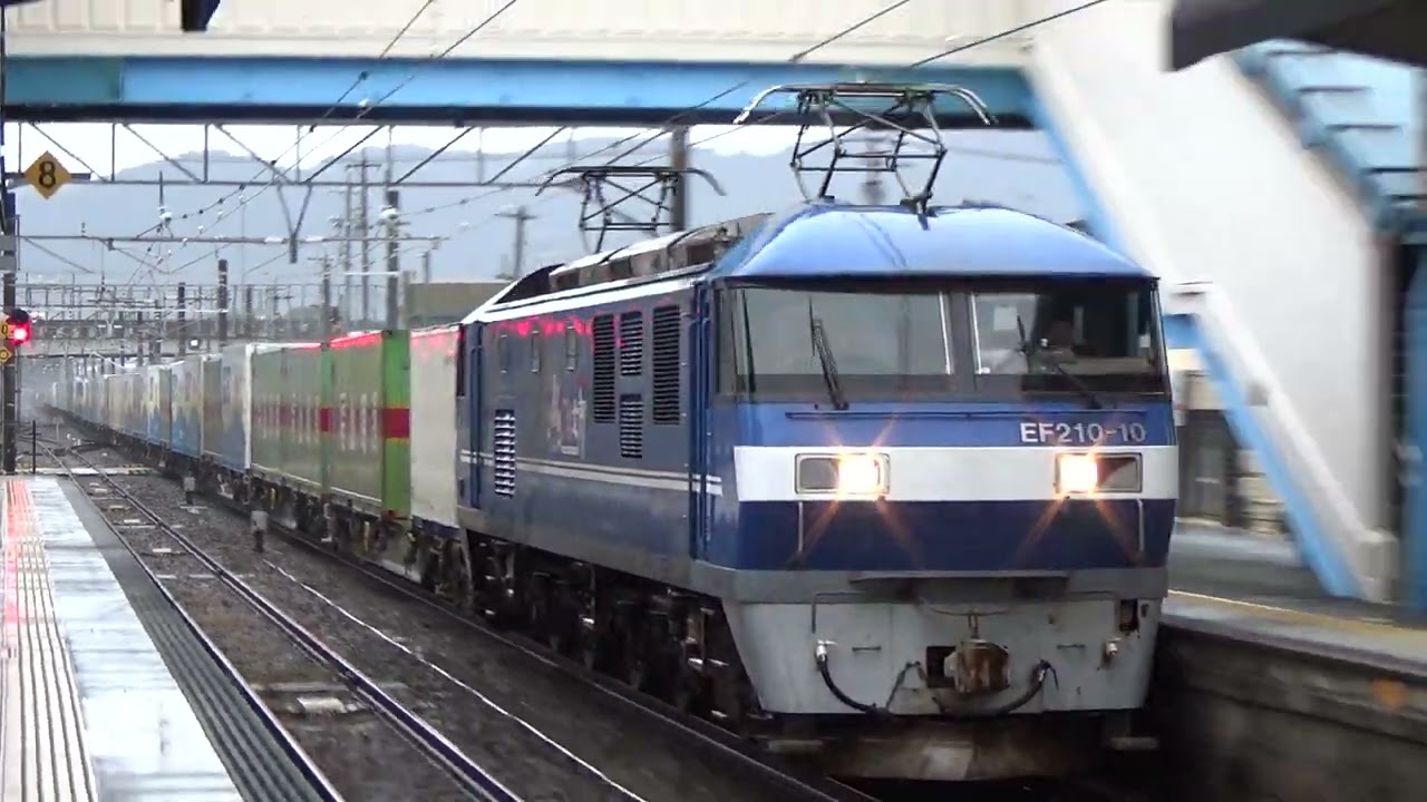【岡桃代走】大型コンテナ貨物列車1050レ　雨の中、モーター音を高々に唸らせながら高速通過！