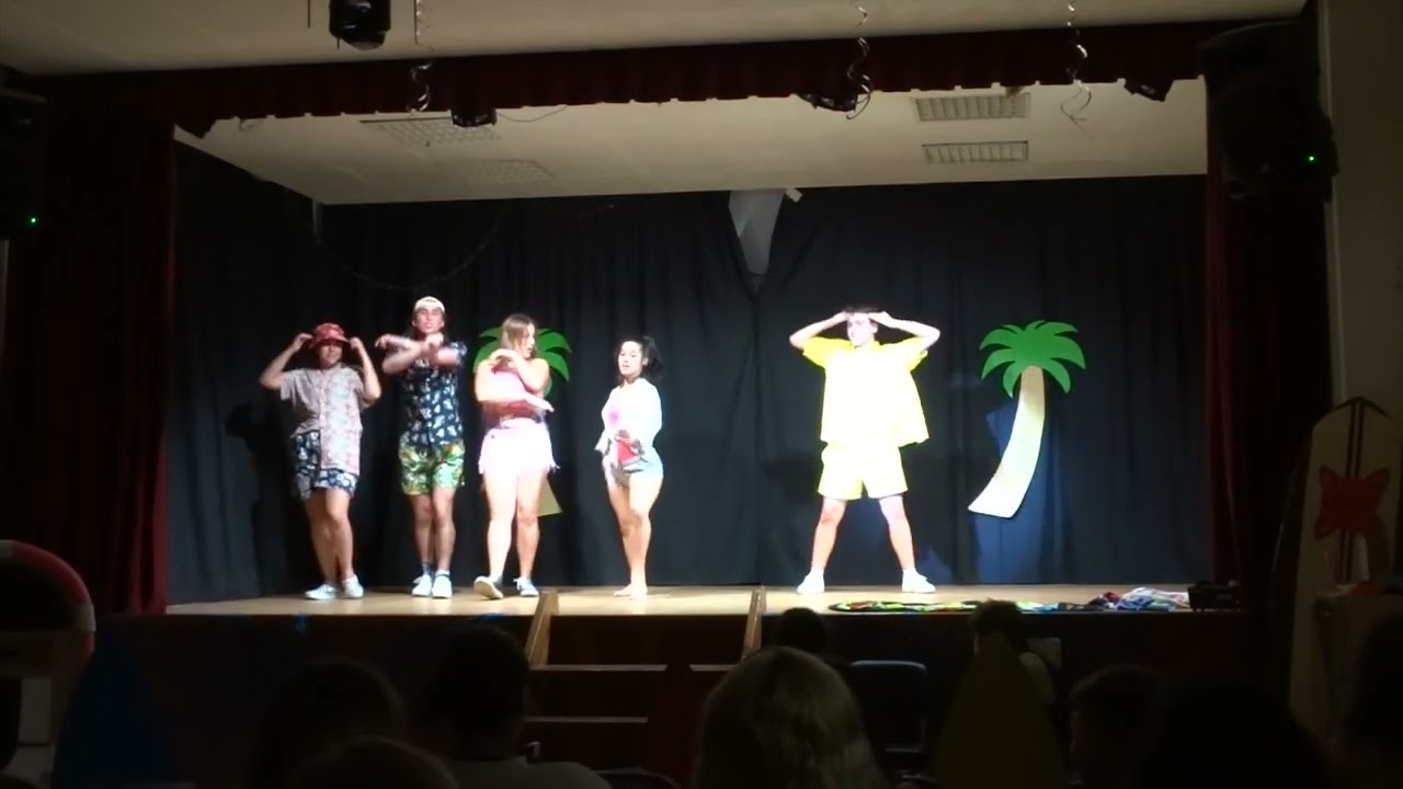 Teen Beach Movie adaptación teatral  polo alumnado de 1 BACH E de Artes Escénicas