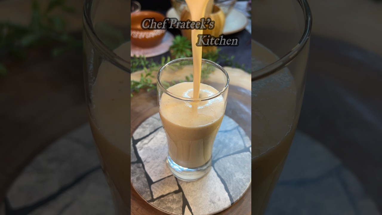 Easy BANANA Milkshake Recipe 🍌🍌 #bananashake #bananas #bananarecipe #milkshake #shakerecipe #drink