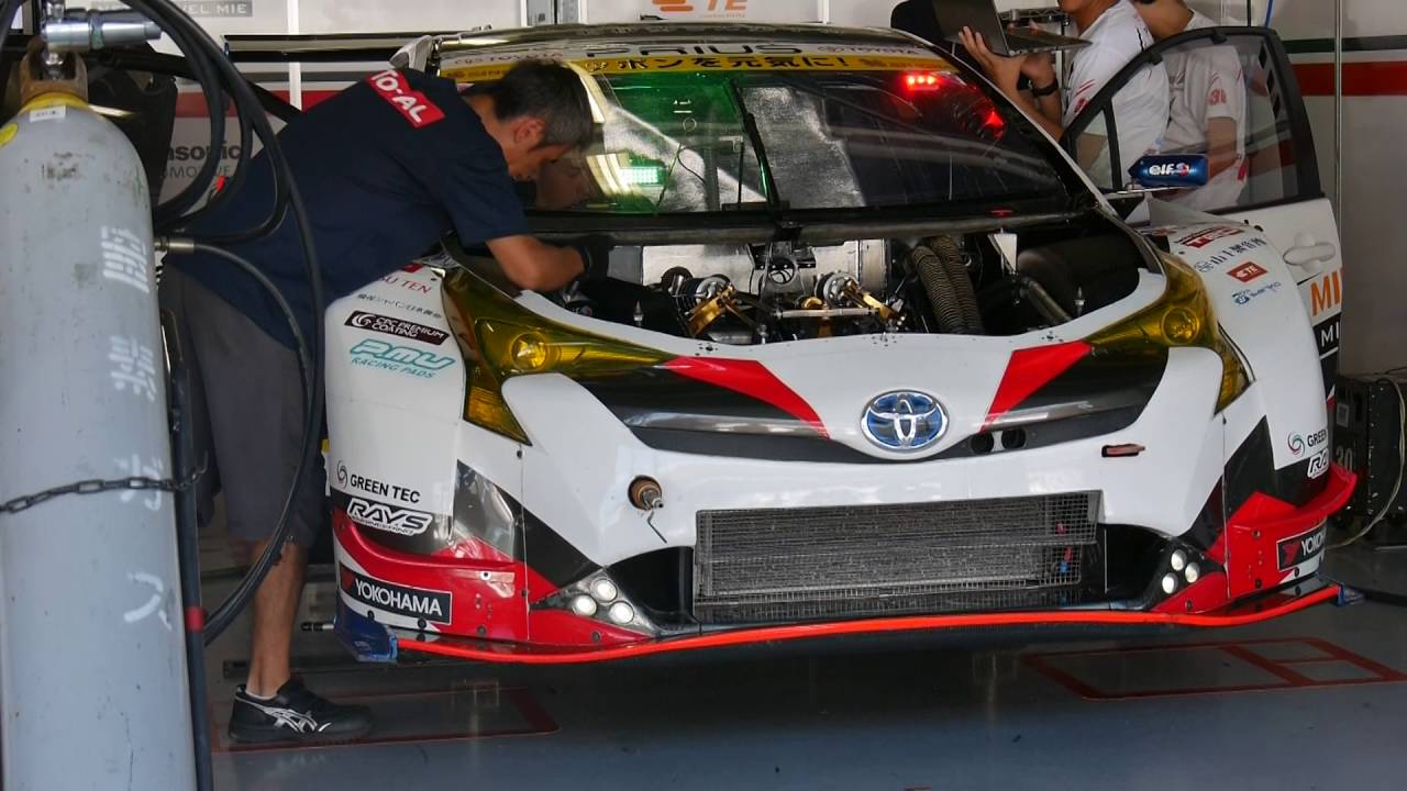 TOYOTA PRIUS apr GT Engine start-up  SuperGT GT300