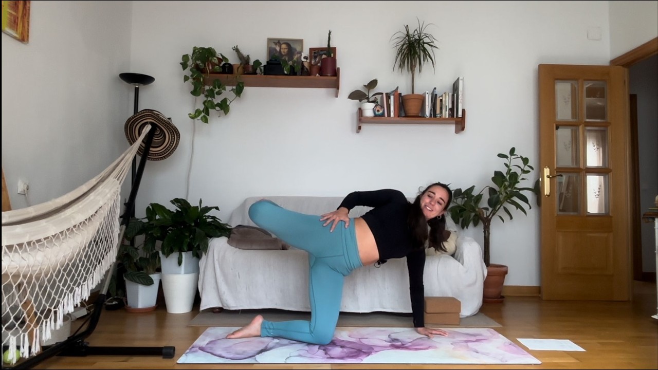 Conf&iacute;a. Equilibrio sobre manos y pies. Media luna y peque&ntilde;a postura del cuervo.