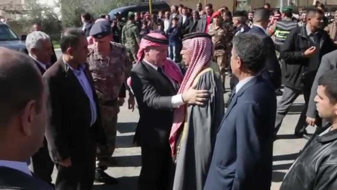 جلالة الملك يقدم واجب العزاء لأسرة الشهيد معاذ الكساسبة