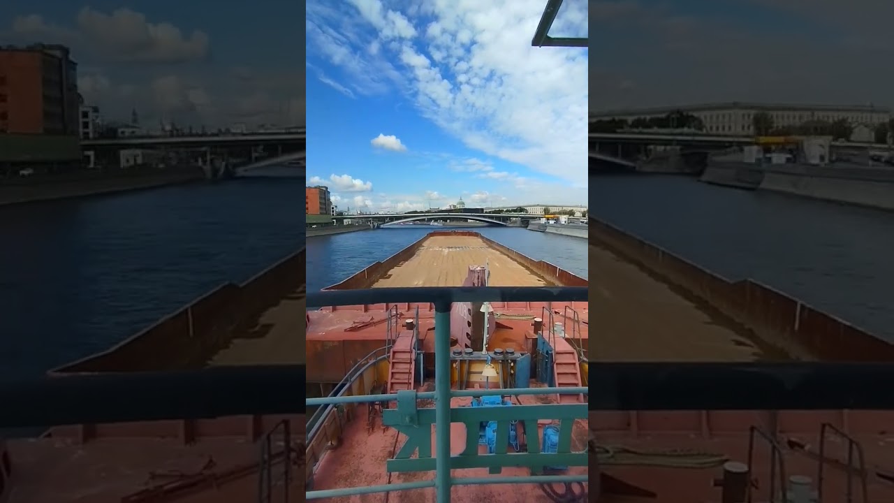 Воскресный движ на Москве реке. Busy traffic on the Moscow River