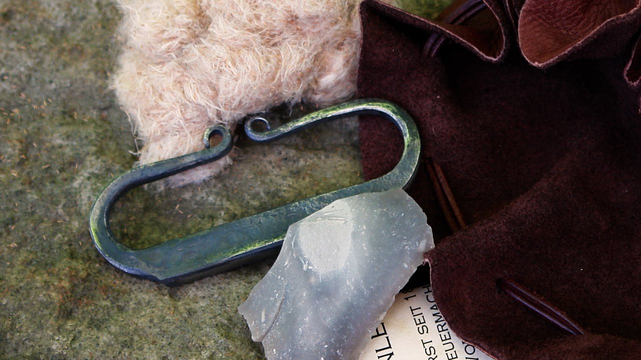 Feuerschlagen mit Feuerstein und Stahl / Striking fire with flint and steel