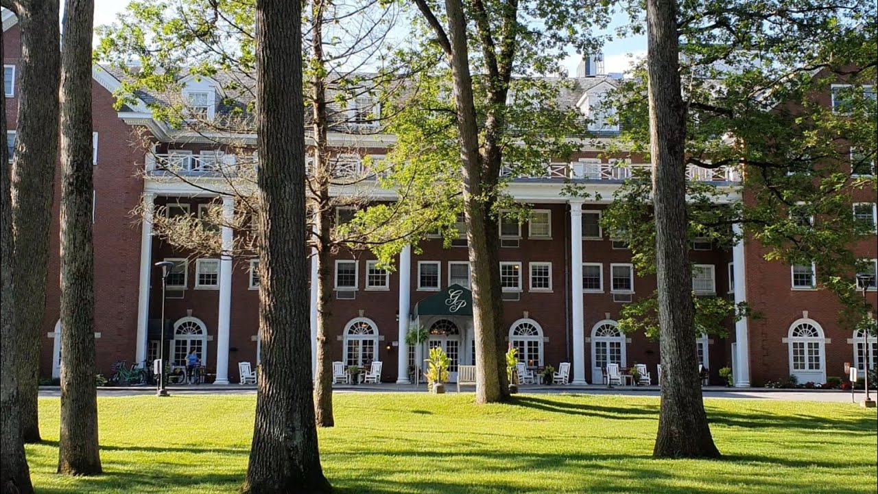Saratoga Spa State Park, Historic Gideon Putnam Hotel and Victoria Pool.