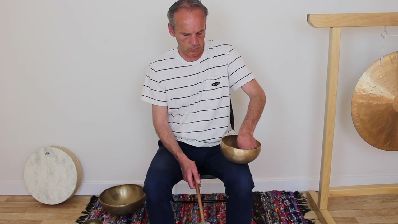Auto-soin avec un bol tibétain. Soin relaxant et ressourçant. Soin sur chaise.