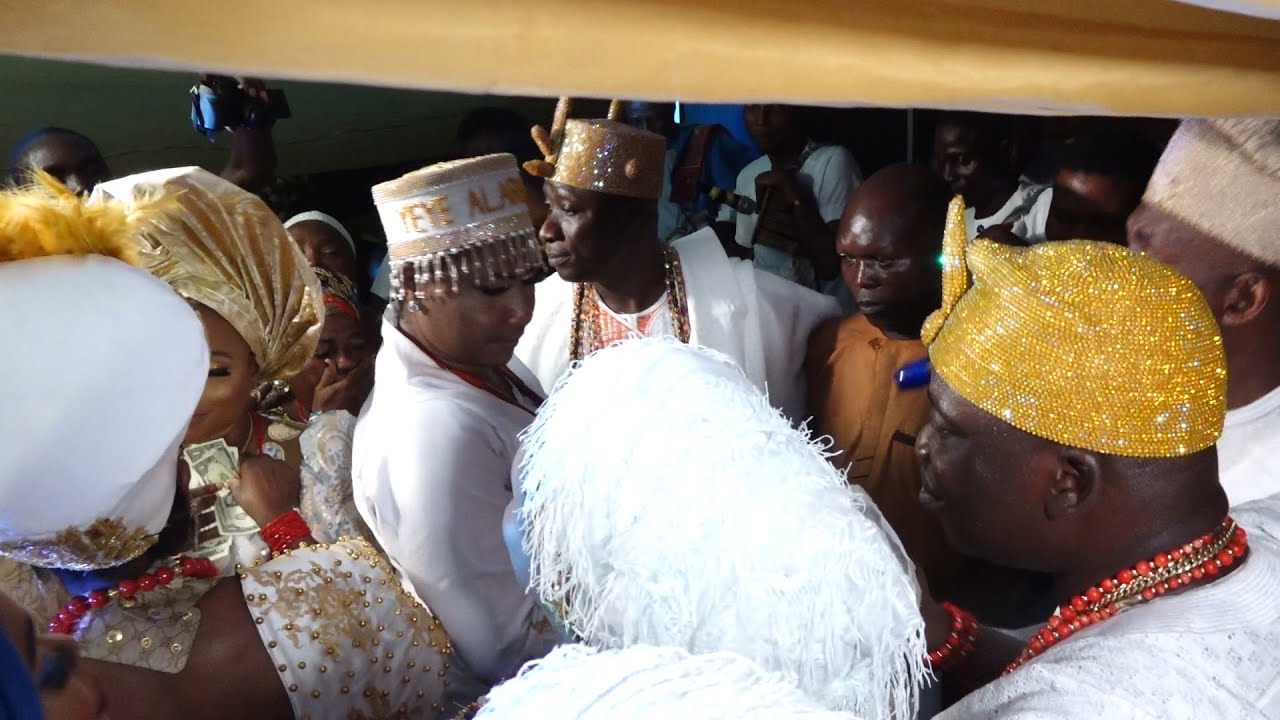 SEE HOW OLORI ASHLEY OGUNWUSI SPARY DOLLAR ON HER FRIENDS AT OLOJO FESTIVAL PARTY