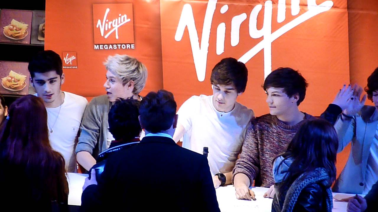 One Direction at Virgin Megastore , Paris (7)