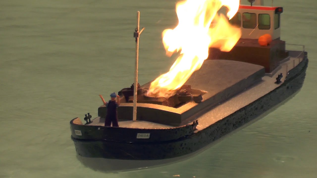 RC Havarie mit Seenotrettern: Brandbekämpfung durch Seenotkreuzer DGzRS  / Yacht sinkt