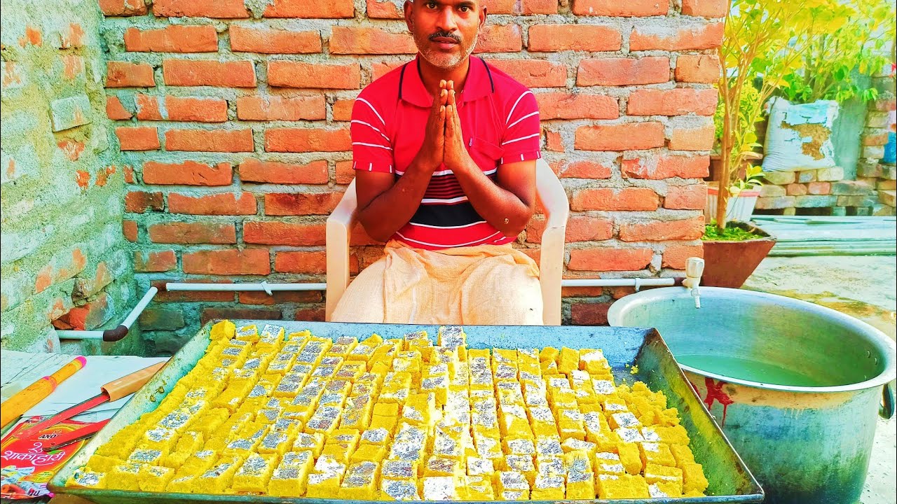 अब खुद ही देख लो हलवाई कैसे बनाते हैं नारियल की बर्फी जिसने सबको दीवाना बना लिया | Nariyal Barfi