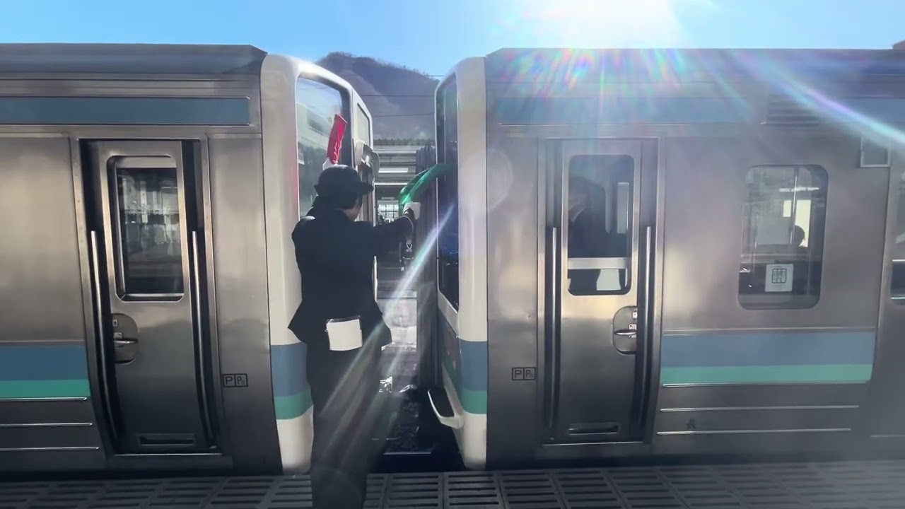 あと何回見れるのか大月駅おいて211系同士の連結作業昨日は２１１系３０００番代N332(3041)編成＋N336(3045)編成オールロングシート普通高尾行き