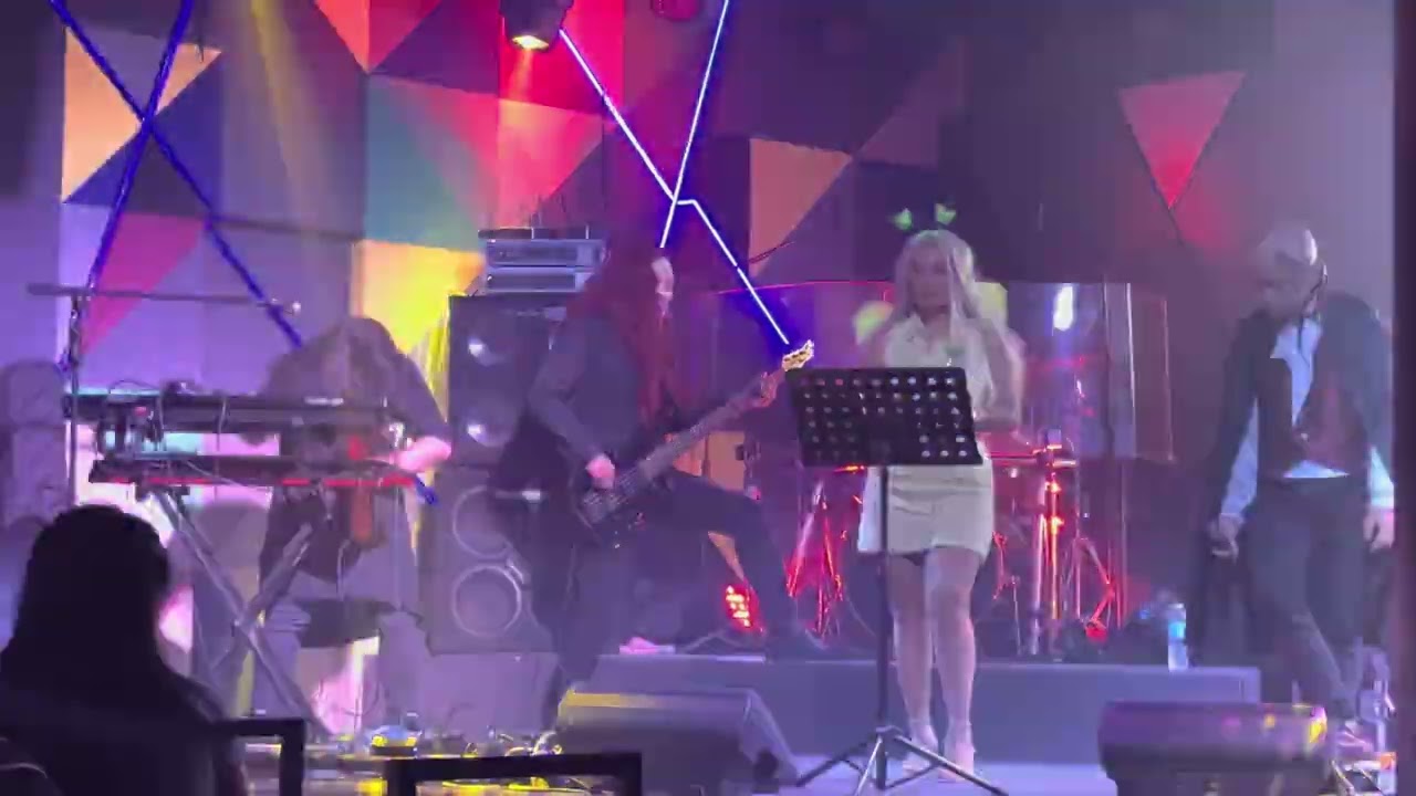 Aila Santos & R2K Band @ Parking Space Sports Bar - 103124