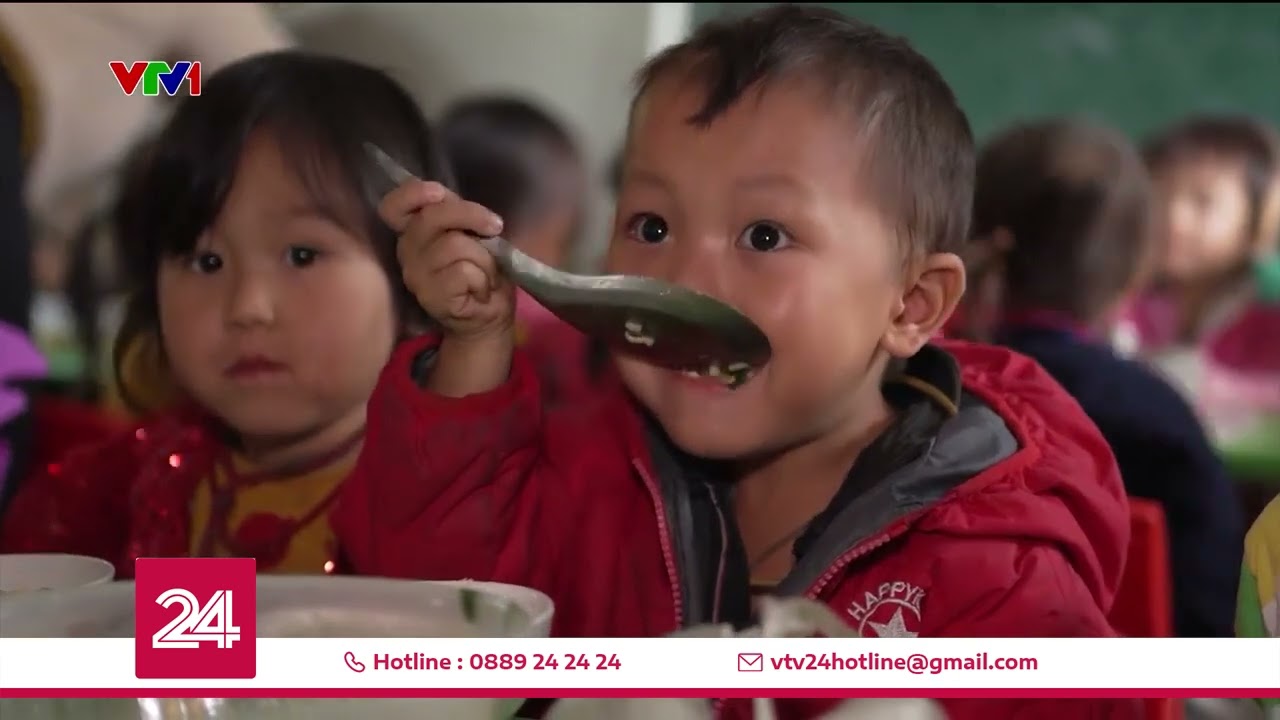 Thương trò ăn mèn mén chan nước, cô giáo nấu mì, cải thiện bữa ăn cho các con | VTV24