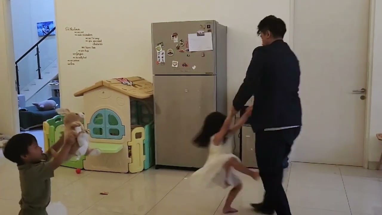 MENARI BERSAMA PAPA & ELYON 