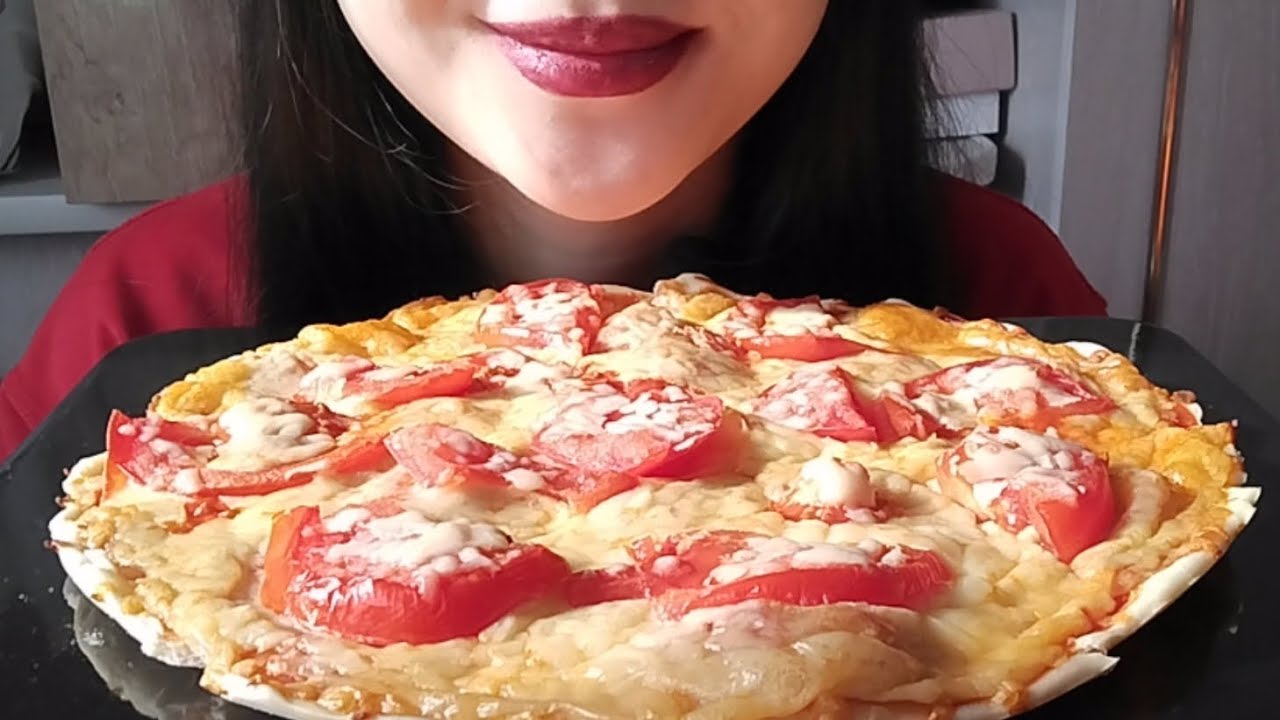 ASMR EATING PIZZA MARGHERITA 🍕