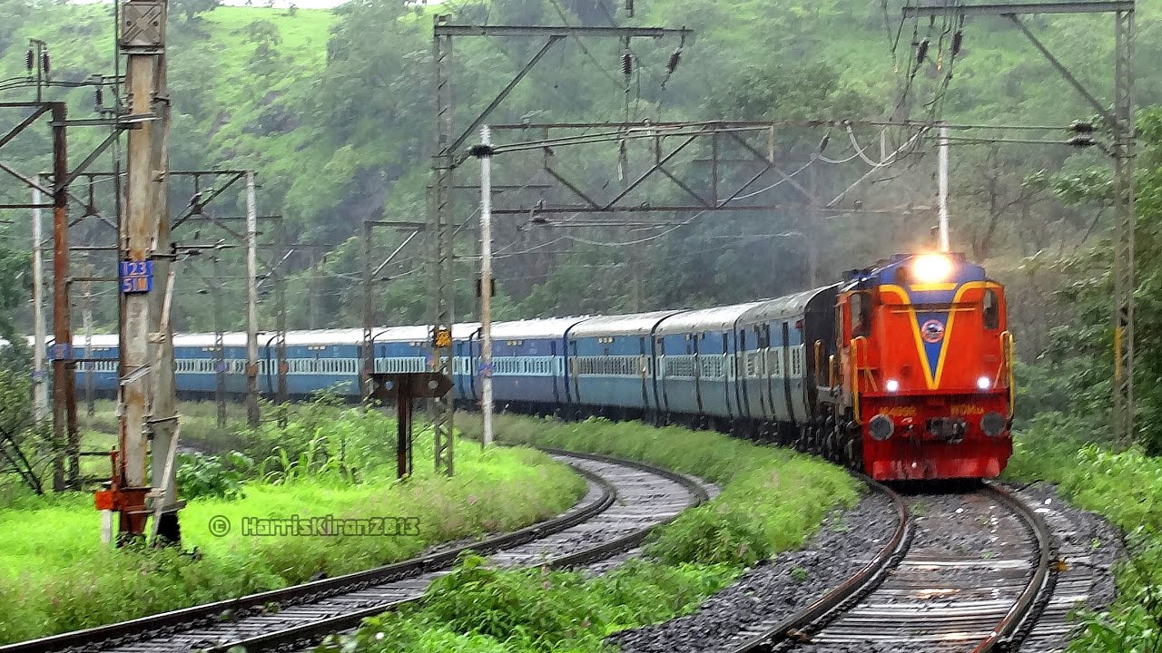 MANGALA EXPRESS THULL GHAT  BANKERS ( GOC WDM3A + KALYAN WAG7s ) 12617