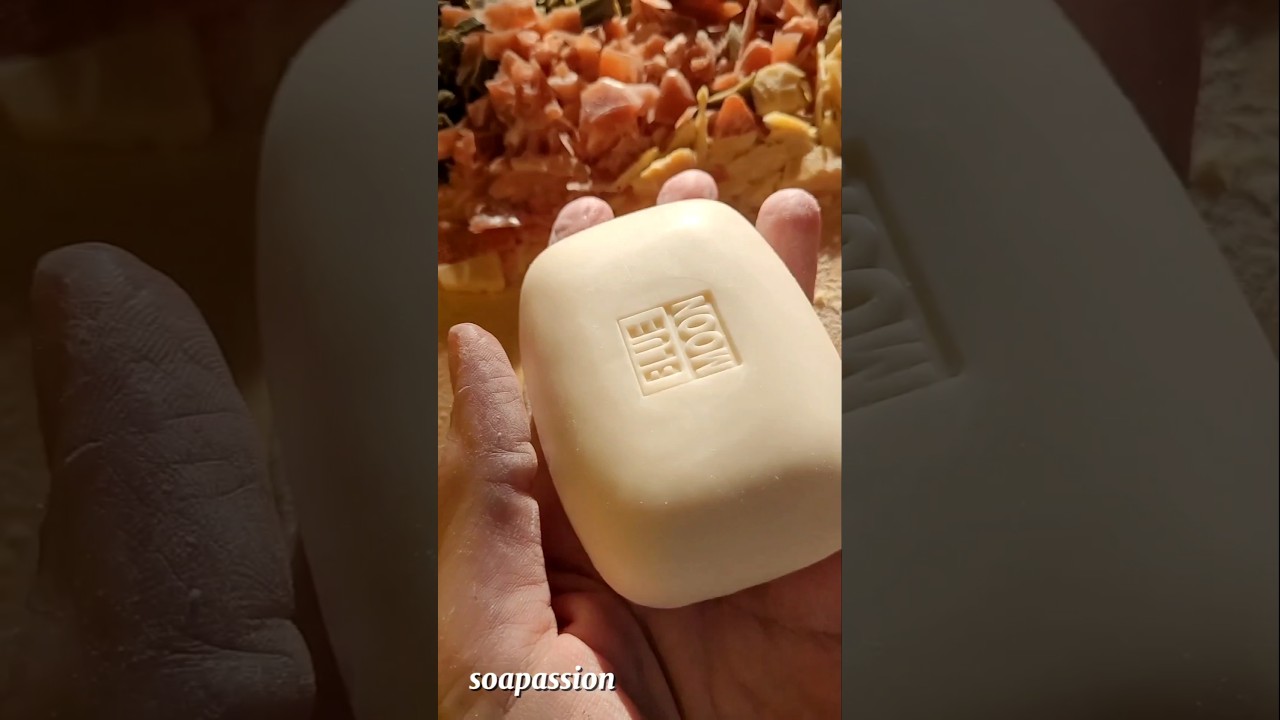 vintage soap 🤍 #cuttingsoap #asmrsoapcutting #soapcutting #vintagesoap #oddlysatisfying  #crunchy