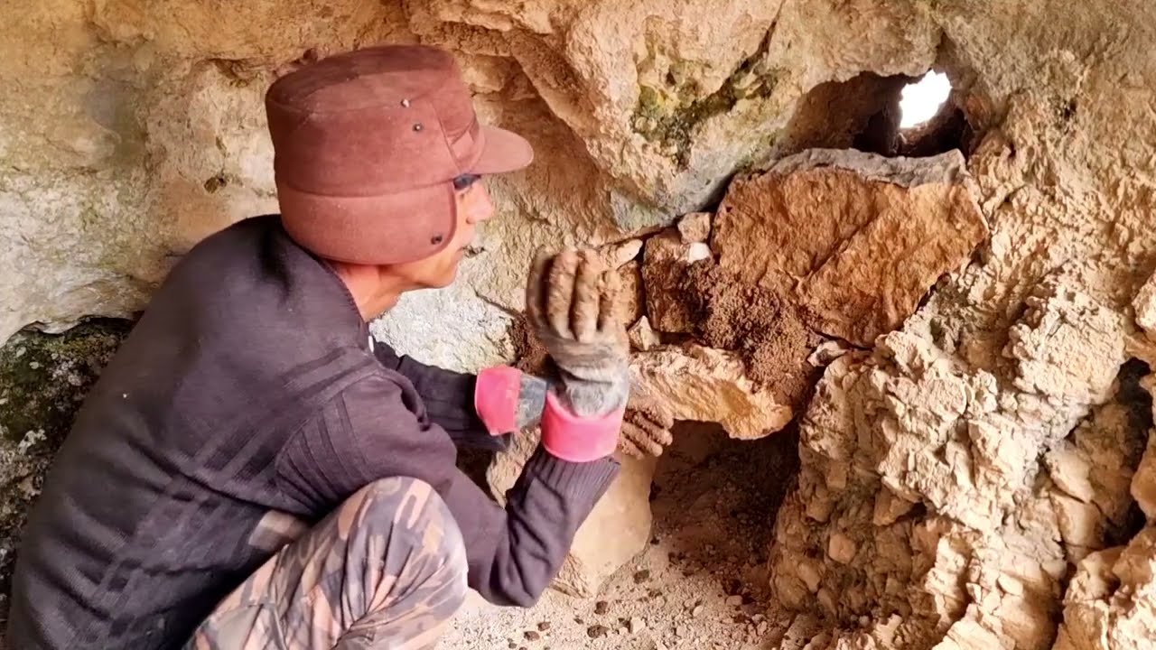I turned a stone cave into a cozy and warm shelter with a fireplace so I could survive
