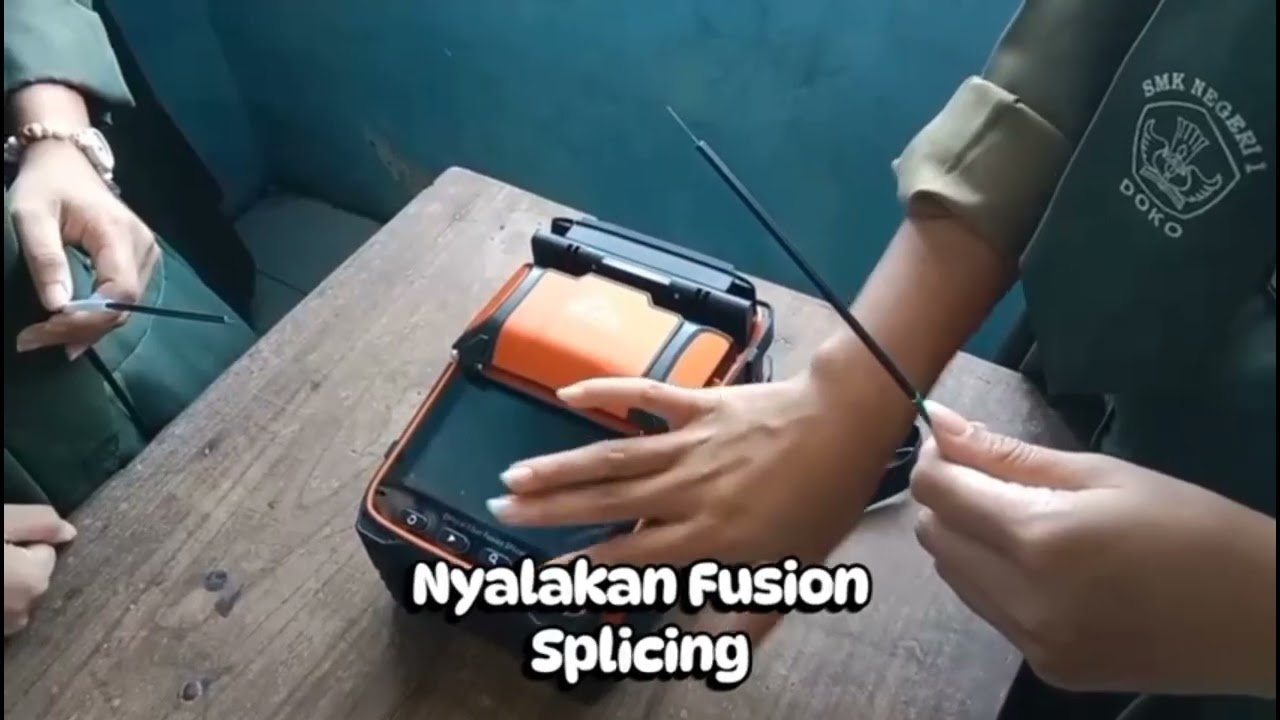 Proses penyambungan kabel Fiber Optic menggunakan metode splicing💡