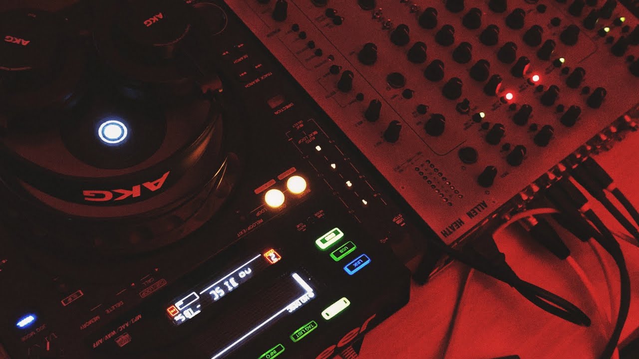 Got the flu so I'm a bedroom dj now - Electro/French House DJ Set  (First time on CDJ-900 + XONE92)