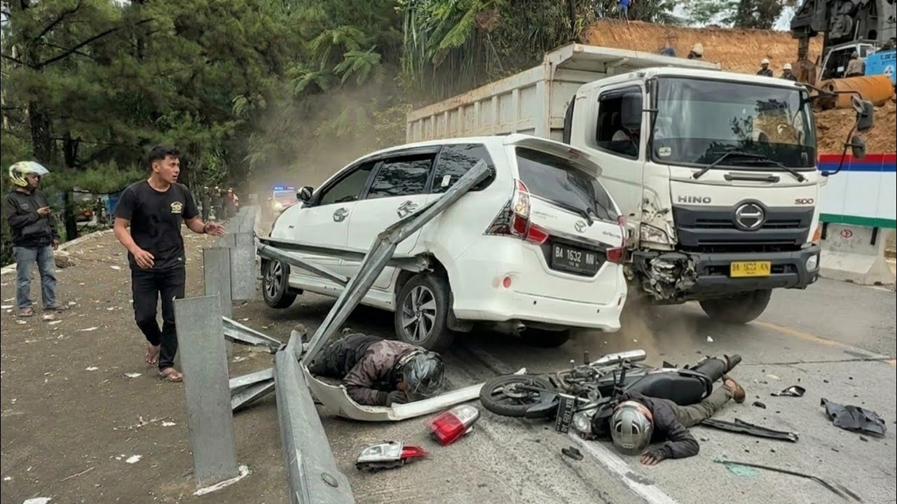 INNALILLAHI !!! BARU KEJADIAN, Tragedi Mobil Blong Rem Paling Mengerikan Di Tikungan Sitinjau Lauik