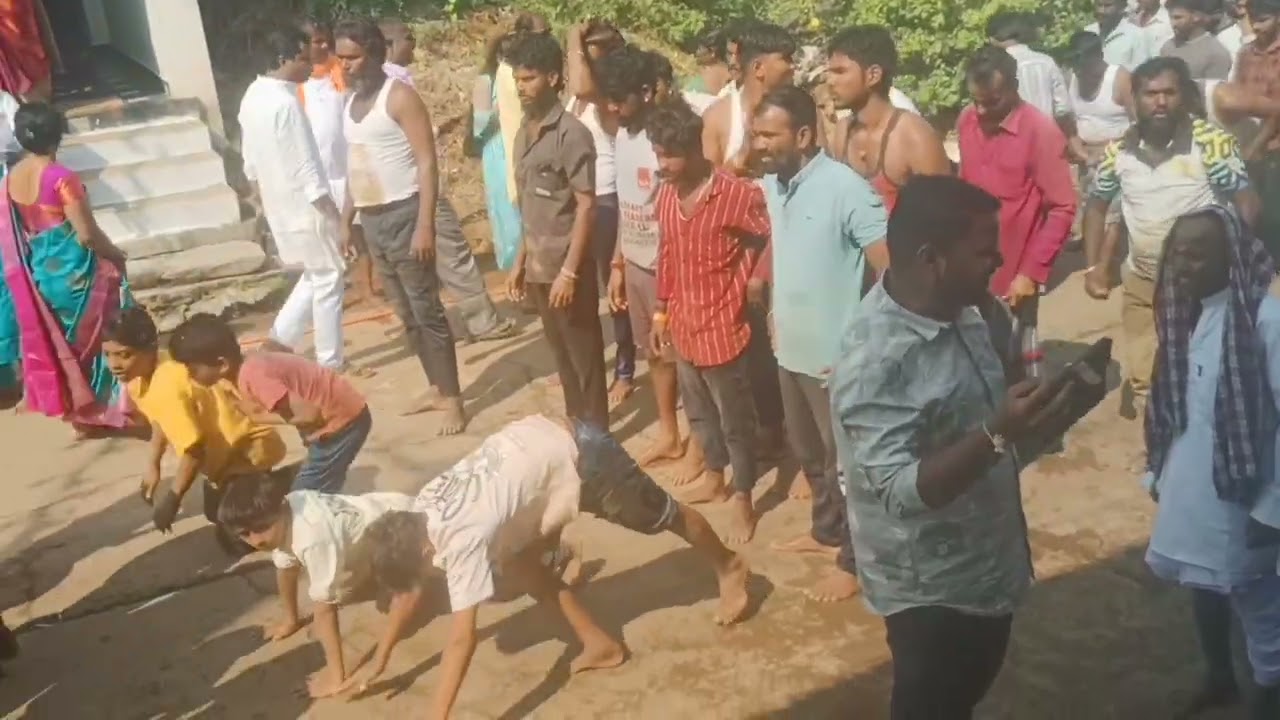 ಕಾಗಿನೆಲೆಯ ಶ್ರೀ ಸಂಗಮೇಶ್ವರ ಜಾತ್ರೆಯಲ್ಲಿ ಭಕ್ತರಿಂದ ಉರುಳು ಸೇವೆ ಹಾಗೂ ದಿರ್ಘ ದಂಡ ನಮಸ್ಕಾರ 🙏🙏🚩🚩🚩