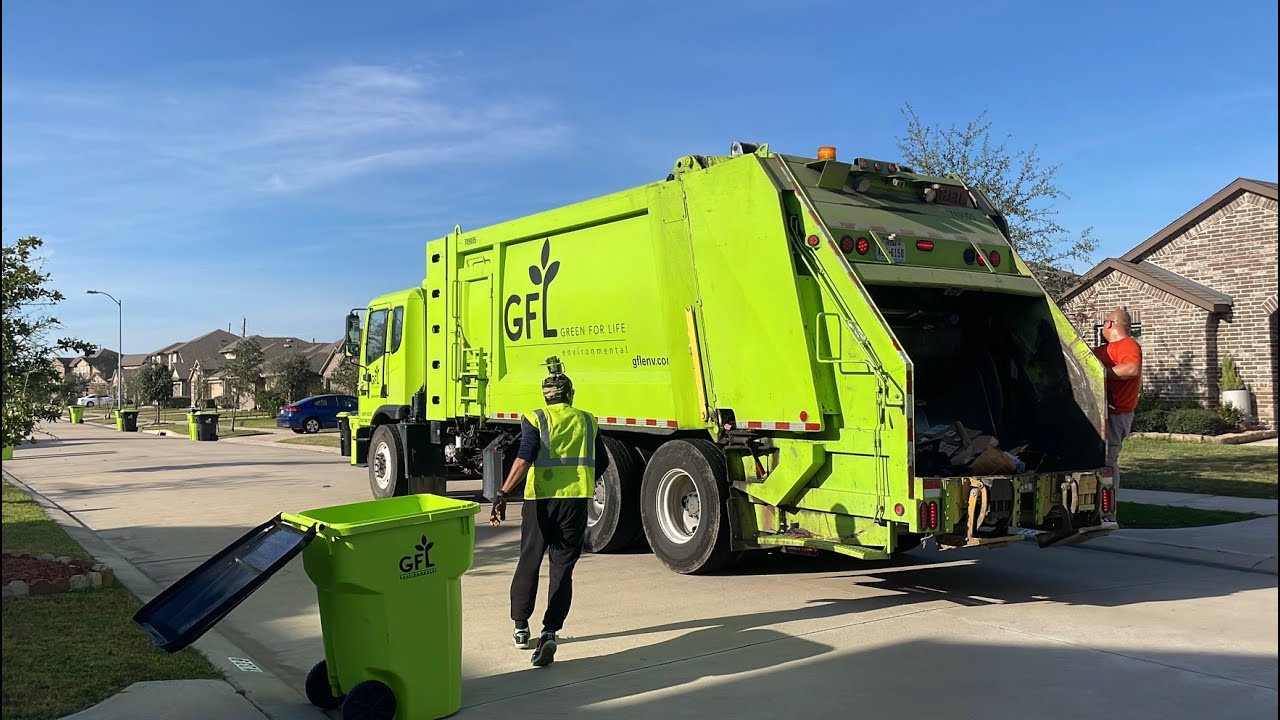 GFL : AutoCar Xpert RL & Green Curotto on recycle