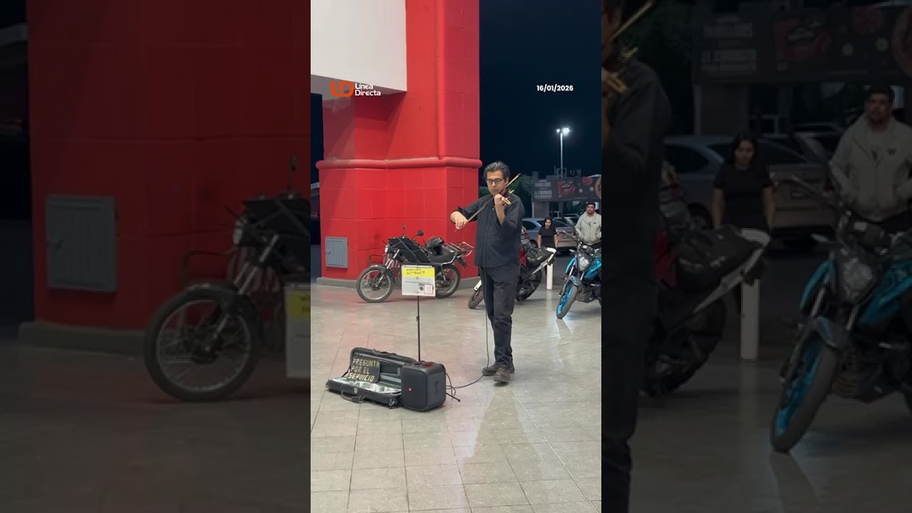 ¡Talento culichi! 🤩 Joven deleita tocando el violín 🎻🎶a las afueras de supermercado en Culiacán📍
