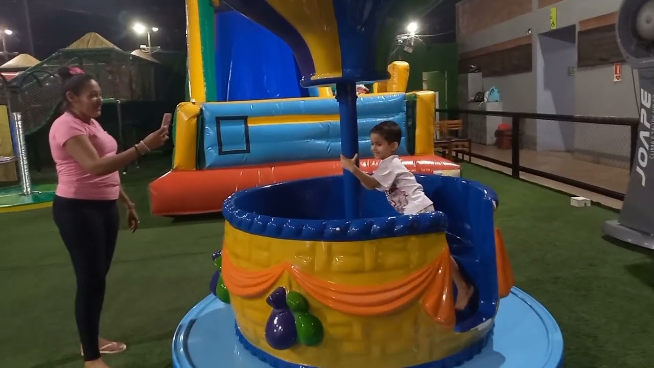 LEVANDO ELES MAIS UMA VEZ PARA BRINCAR NO SHOPPING.  DESSE VEZ SÓ FOI OS DOIS. O CAÇULA FICOU. 