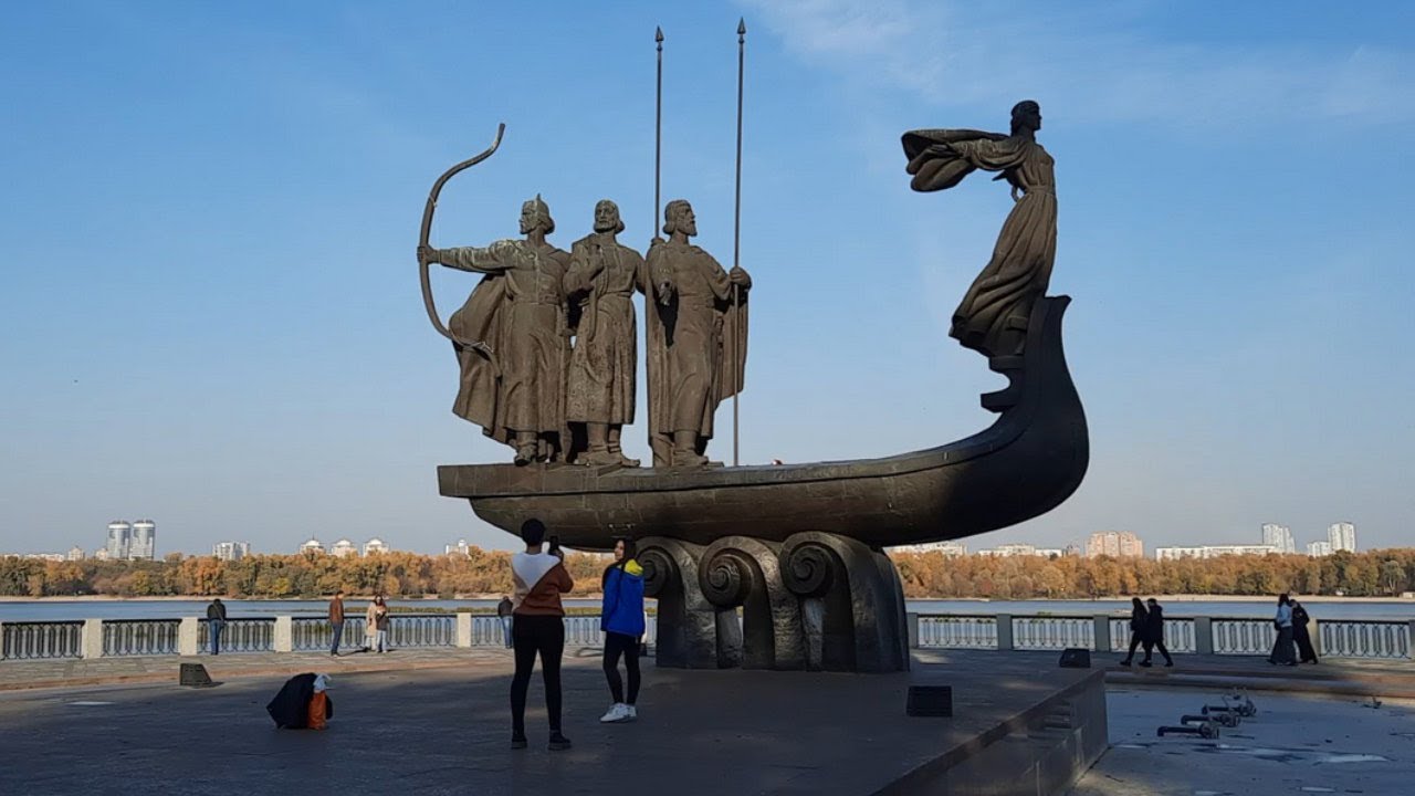 Памятник основателям Киева Кий Щек Хорив и сестра их Лыбидь Monument to the founders of Kiev