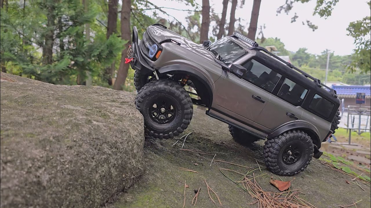 1/10 Scale RC Car WLtoys Liema 104020 Bronco - rock crawling #asmr