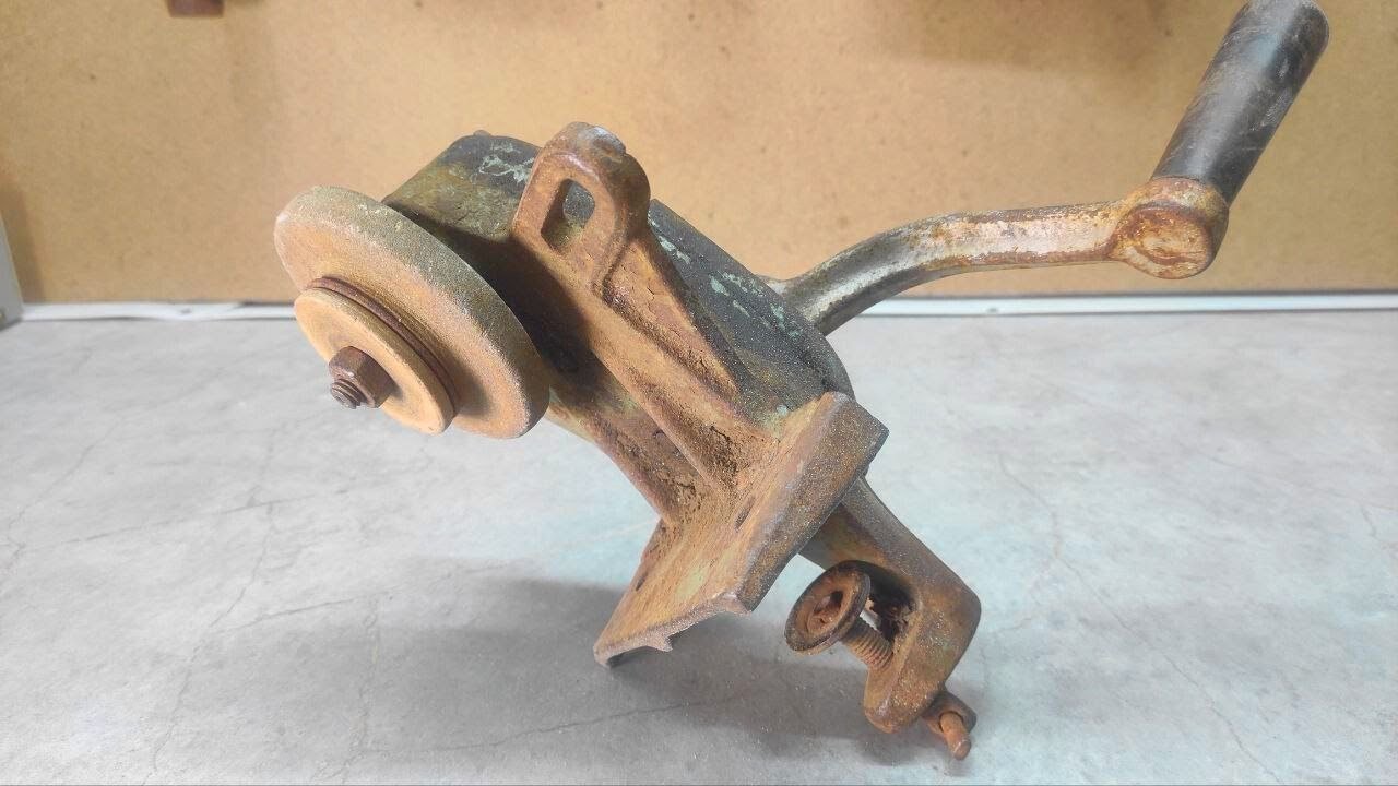 Restoring a Soviet Hand Grinder RT-16 – Vintage Tool Reborn